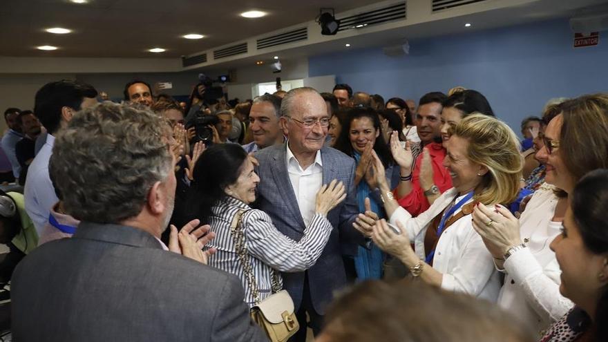 Francisco de la Torre recibe las felicitaciones de sus compañeros del PP.