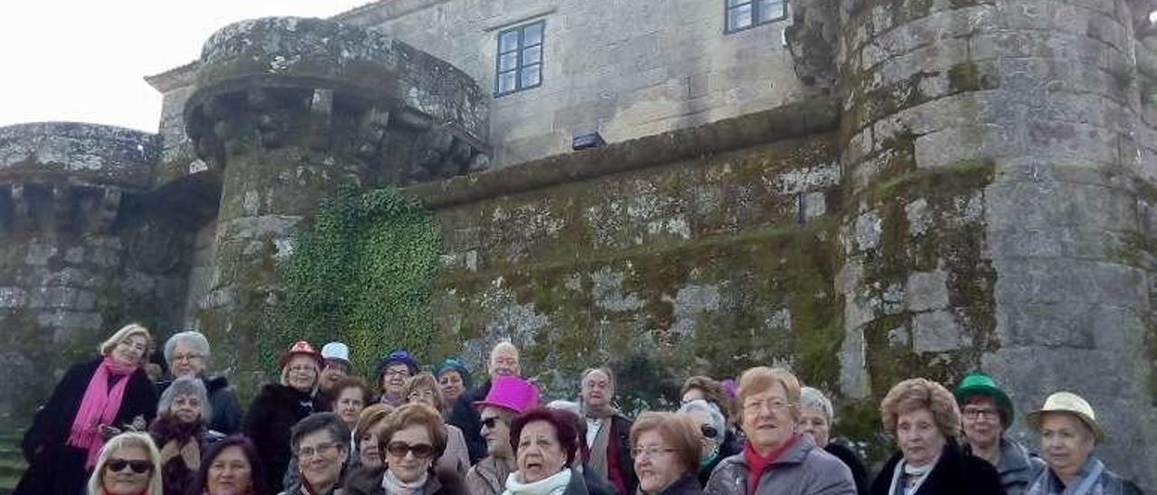 Integrantes de Ategal Vigo, en su visita al Pazo de Villamarín durante el Entroido.