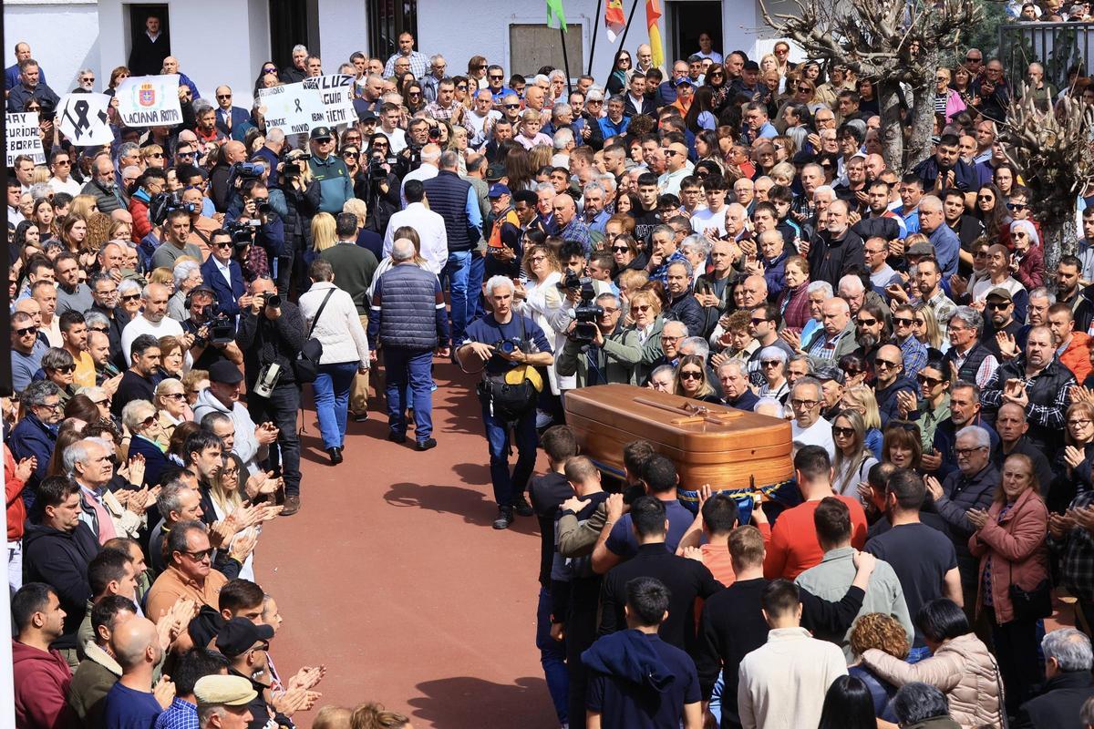 El féretro de una de las cinco víctimas en la mina de Cerredo, portado a hombros por sus compañeros, sale del polideportivo de Villablino, donde se ofició el funeral, entre aplausos de la multitud.