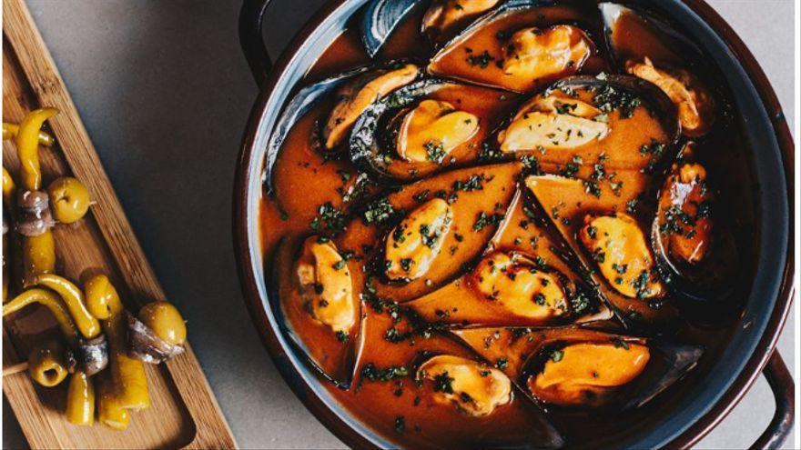 Mejillones en salsa con un punto picante para acompañar los tragos de vermú.