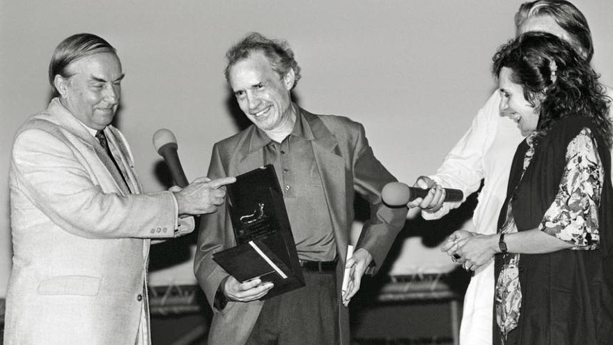 Jacques Rivette, en el centro, recibinedo en 1991 el Premio de Honor del Festival de Locarno. // Efe