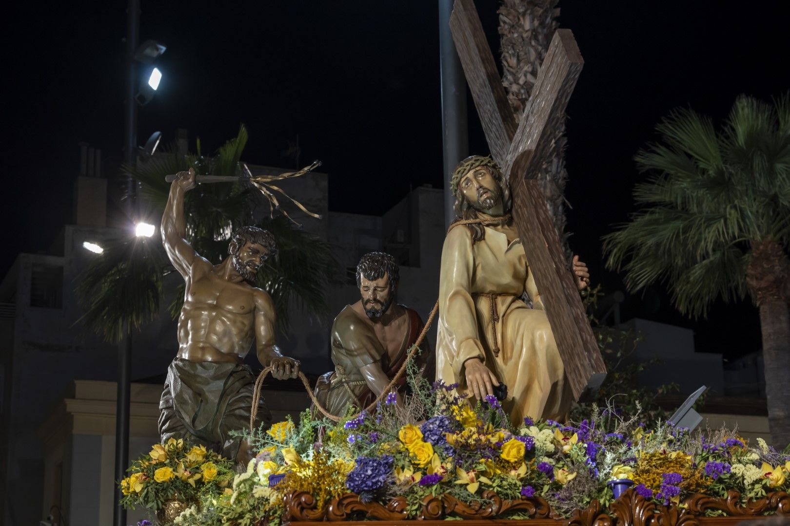 Las quince cofradías de la Semana Santa de Torrevieja recorrieron las calles en Viernes Santo