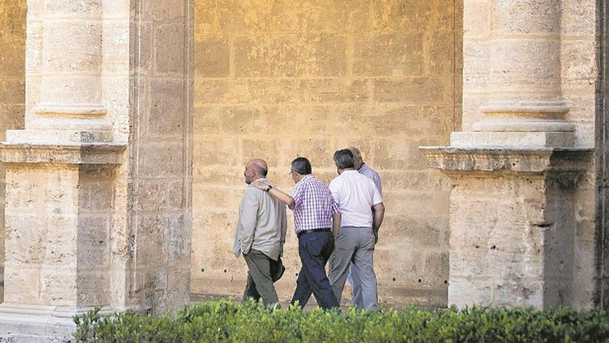 Colomina, Palomero, Ahuir i Alemany  caminen pel claustre de Sant Miquel dels Reis la setmana passada, durant el  retrobament