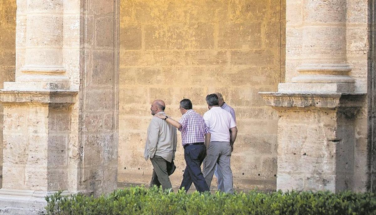 Colomina, Palomero, Ahuir i Alemany caminen pel claustre de Sant Miquel dels Reis la setmana passada, durant el retrobament