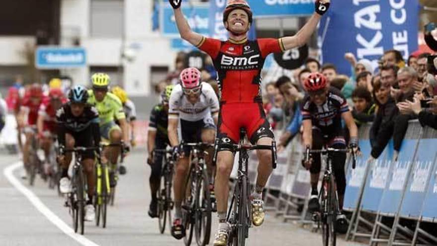 Samuel Sánchez levanta los brazos al ganar este año la cuarta etapa de la Vuelta al País Vasco.