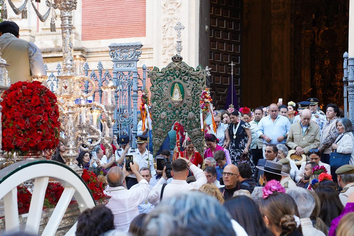 La salida de las hermandades del Rocío de Sevilla, en imágenes