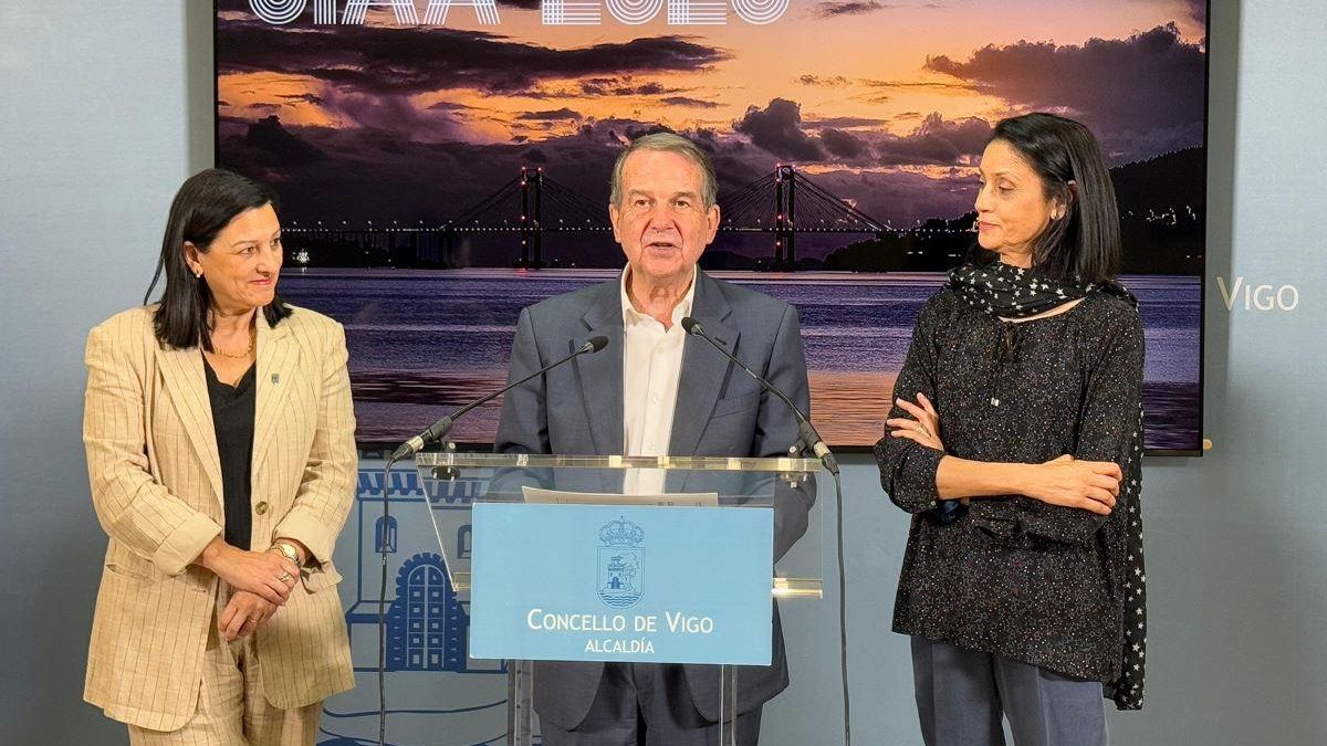 Belén Rubio y Ana Ulla junto al alcalde de Vigo, Abel Caballero, el pasado martes en la presentación del congreso.