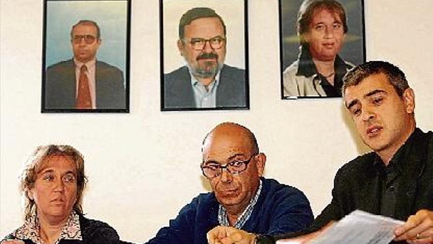 Els tres regidors d&#039;AMM, Mercè Català, Adrià Esparragó i Gaietà Gómez, durant el ple d&#039;ahir.