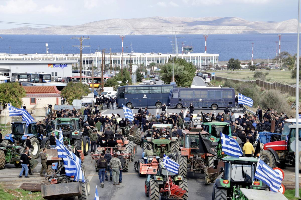 Atenas, 8 dic (EFE).- Cientos de agricultores griegos han invadido este lunes la pista principal del aeropuerto internacional de Heraclión, en la isla de Creta, y han obligado a suspender el tráfico aéreo, dentro de las protestas que mantienen en todo el país para reclamar el pago de subvenciones retrasadas por un caso de corrupción.EFE/EPA/NIKOS CHALKIADAKIS