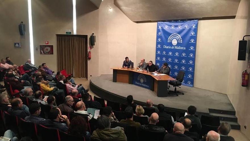 La Asamblea general que los taxistas celebraron en el Club Diario de Mallorca.