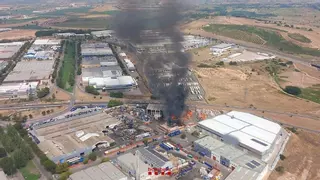 Un incendio en una nave industrial en Lleida corta la N-240 en ambos sentidos de la marcha