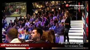Merceditas, acariciant un noi del públic (’GH’, T-5).