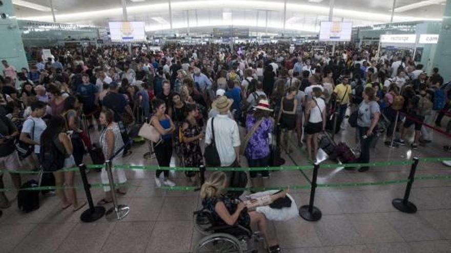 L&#039;aeroport del Prat va tornar a registrar llargues cues durant el dia d&#039;ahir.