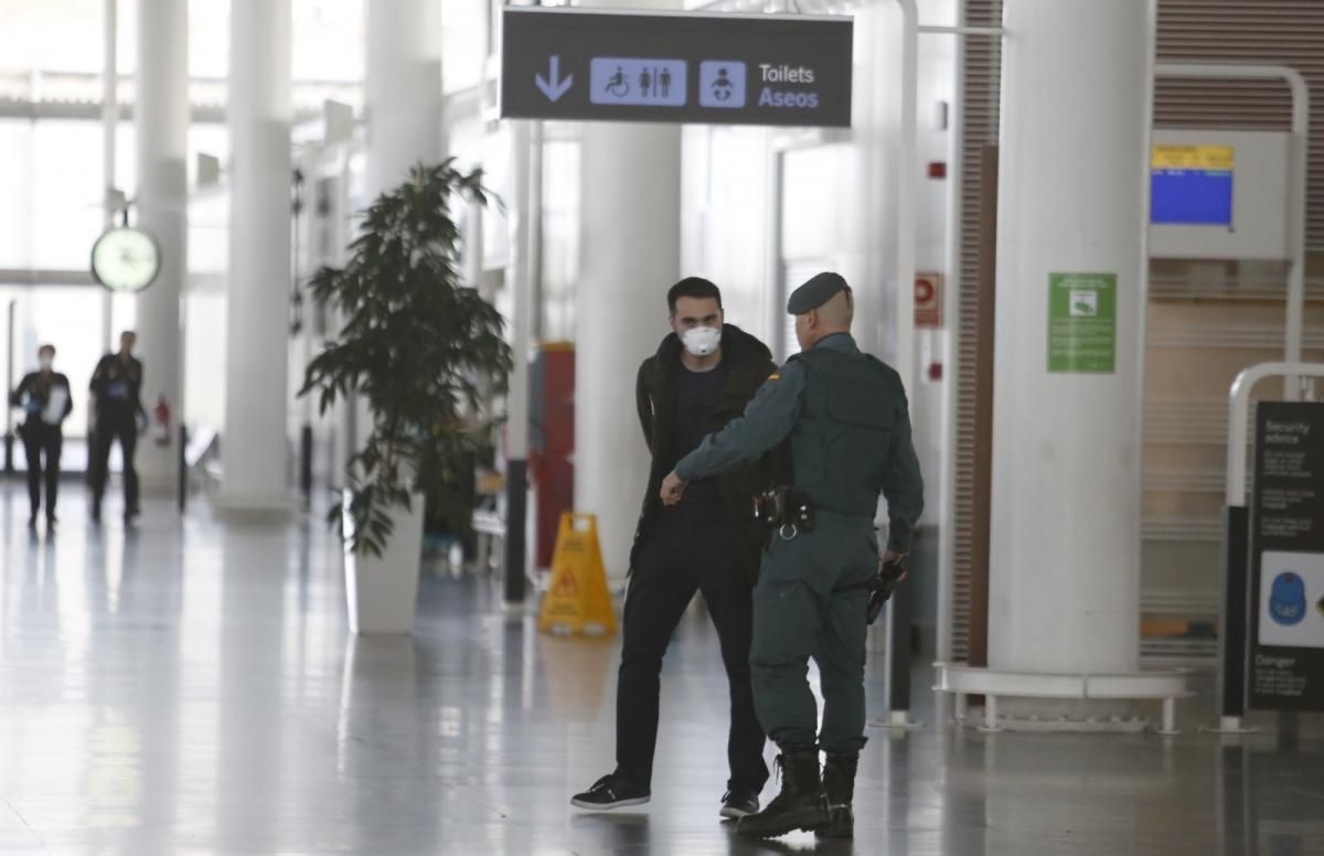 Los viajeros de Londres llegan al aeropuerto de Zaragoza