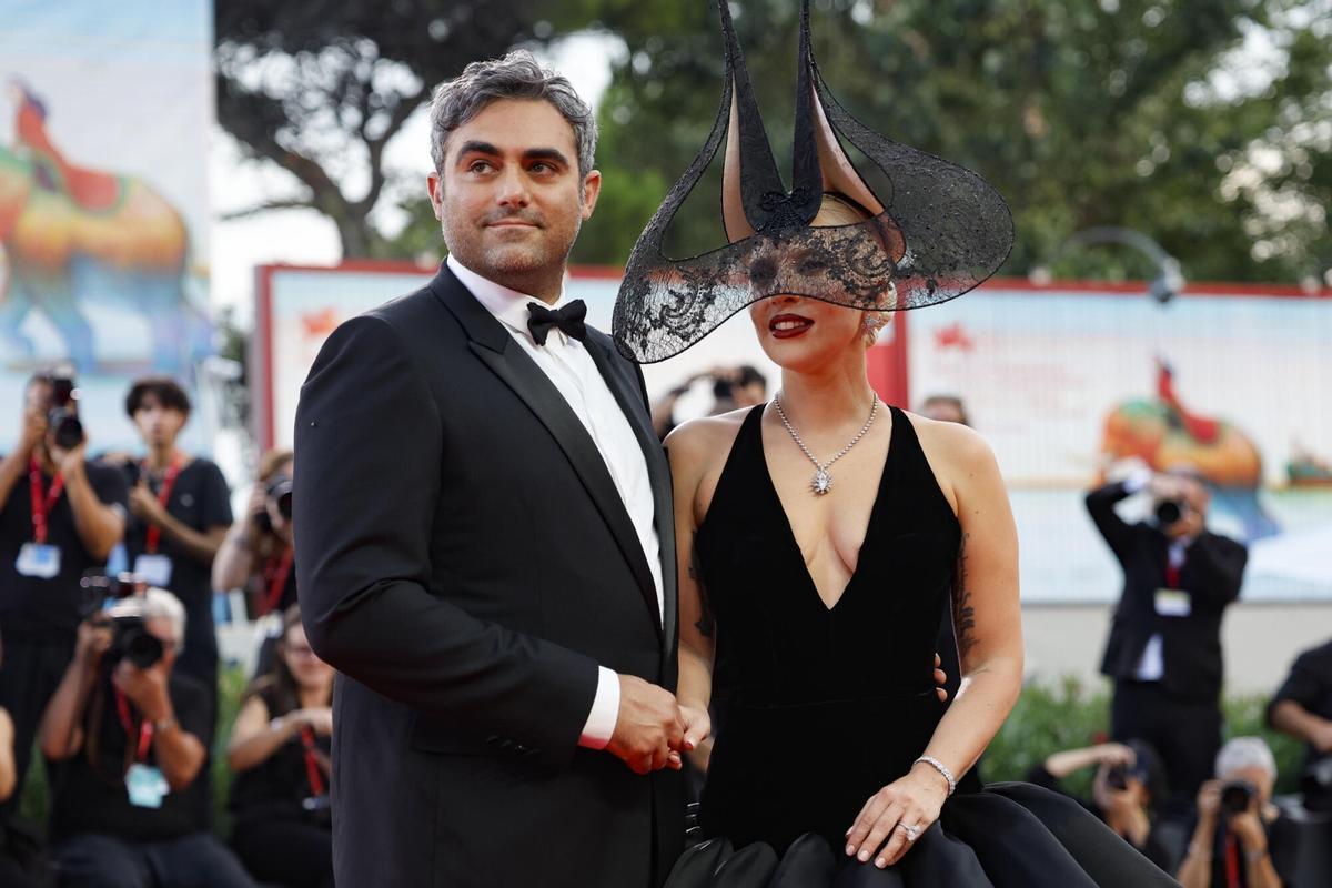 La cantante y actriz Lady Gaga junto a su novio Michael Polansky en el estreno de la película Joker: Folie a Deux en el festival de Venecia. Venecia (Italia), 04/09/2024.- La cantante y actriz estadounidense Lady Gaga (R) con Michael Polansky llegan para el estreno de 'Joker: Folie a Deux' en el 81º Festival Internacional de Cine de Venecia, en Venecia, Italia, del 04 al 07 de septiembre de 2024. La película se presenta en el concurso oficial 'Venezia 81' en el festival que se celebrará del 28 de agosto al 07 de septiembre de 2024. (Cine, Italia, Niza, Venecia) EFE/EPA/FABIO FRUSTACI