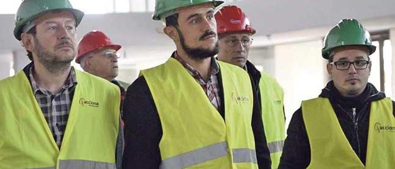 Alberto Jarabo, a la izquierda, con miembros de Podemos en el Palacio.