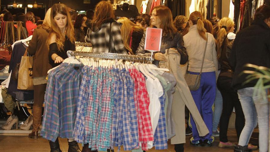 Varias chicas realizan sus compras en un comercio de Murcia en una foto de archivo.