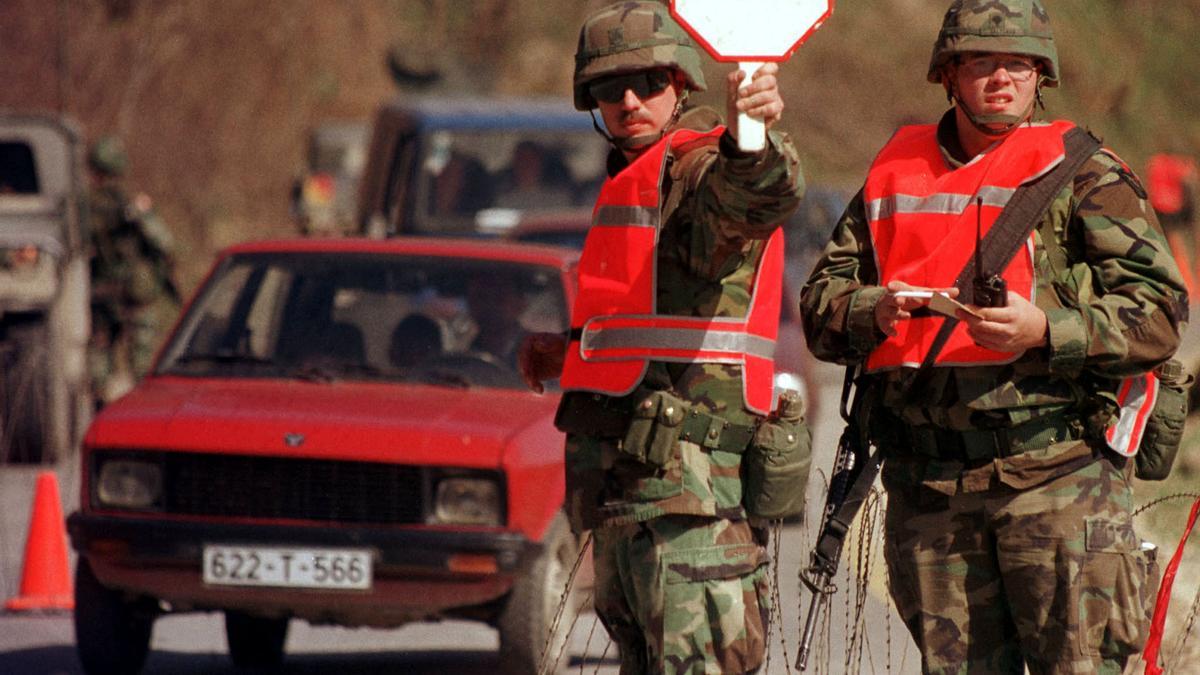 Soldados norteamericanos de la misión OTAN SFOR regulan el tráfico en una carretera serbobosnia en junio de 2002