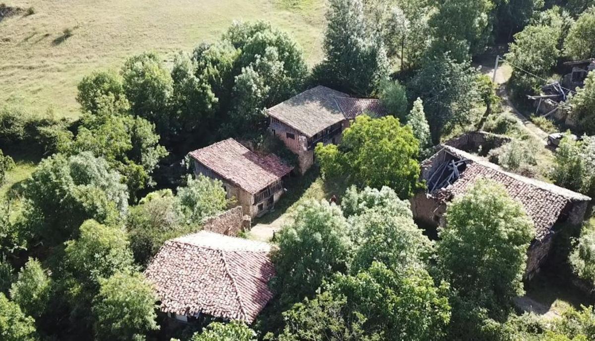Vista aérea de Porcieda (Cantabria), el pueblo abandonado que ha salido a la venta en Picos de Europa.