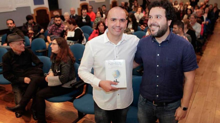 García de Marina, a la izquierda, ayer, en el Centro de Cultura Antiguo Instituto, junto al editor Jorge Salvador.