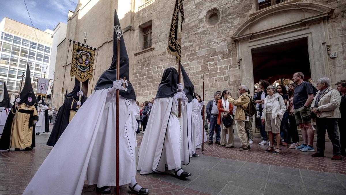 (VÍDEO) Semana Santa en Mallorca | Los cofrades recorren Palma con los Estandartes