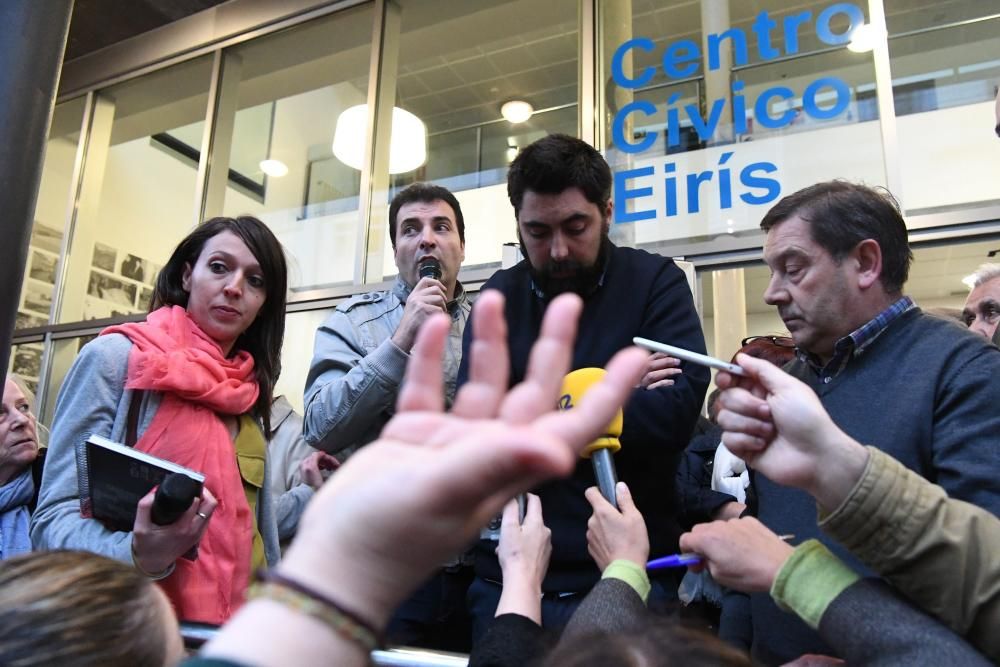 Asamblea de vecinos en el centro cívico de Eirís con Silvia Cameán y Xiao Varela