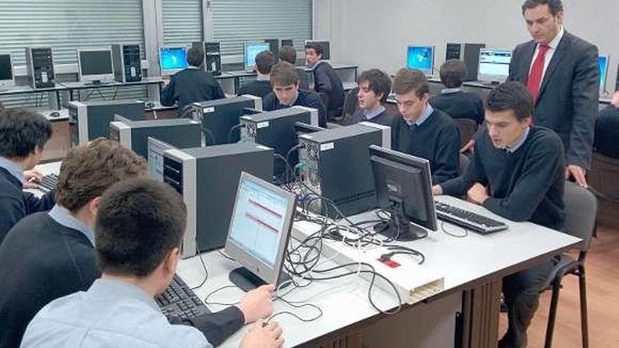 Los alumnos del Montecastelo de Vigo, ayer en el aula virtual.  // FdV