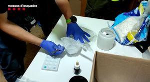Vídeo | Cop a la venda de cocaïna a narcopisos de l’Hospitalet