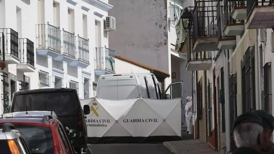 Detenidos los dos hermanos vecinos de Francisca Cadenas tras el hallazgo de restos óseos en su vivienda de Hornachos