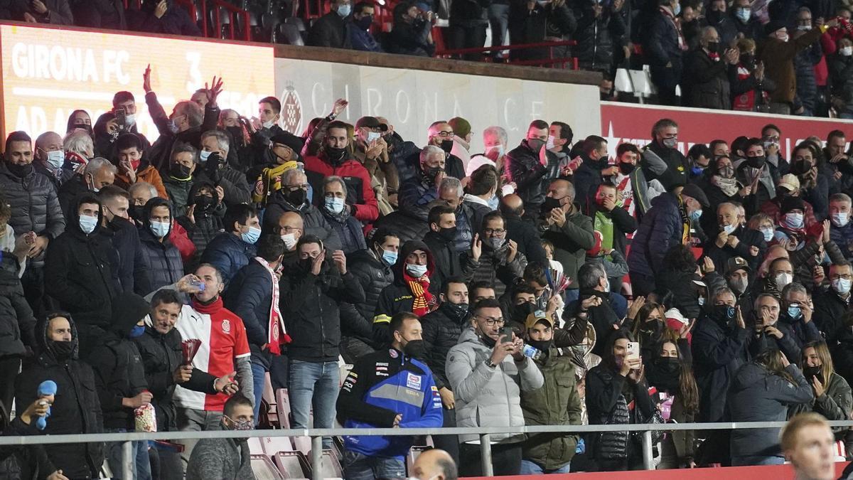 Els aficionats del Girona celebren un dels gols d’ahir d’Stuani