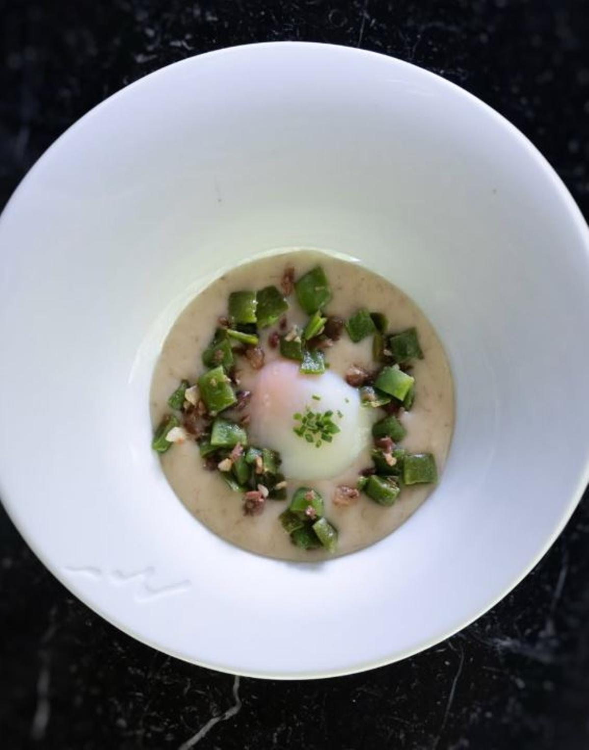 Ou a baixa temperatura, patata, pernil i mongeta perona, un plat de l'Hostal de Ca l'Enric.