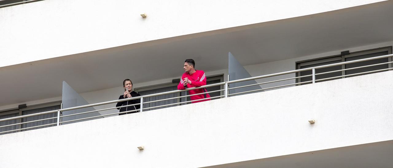 Turistas en el balcón de un hotel de Platja de Palma.