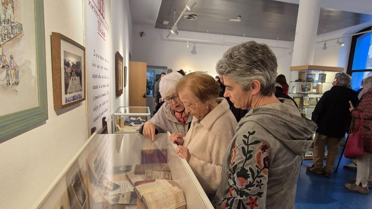La exposición sobre el centenario del grupo escolar, que podrá verse hasta final de mes.