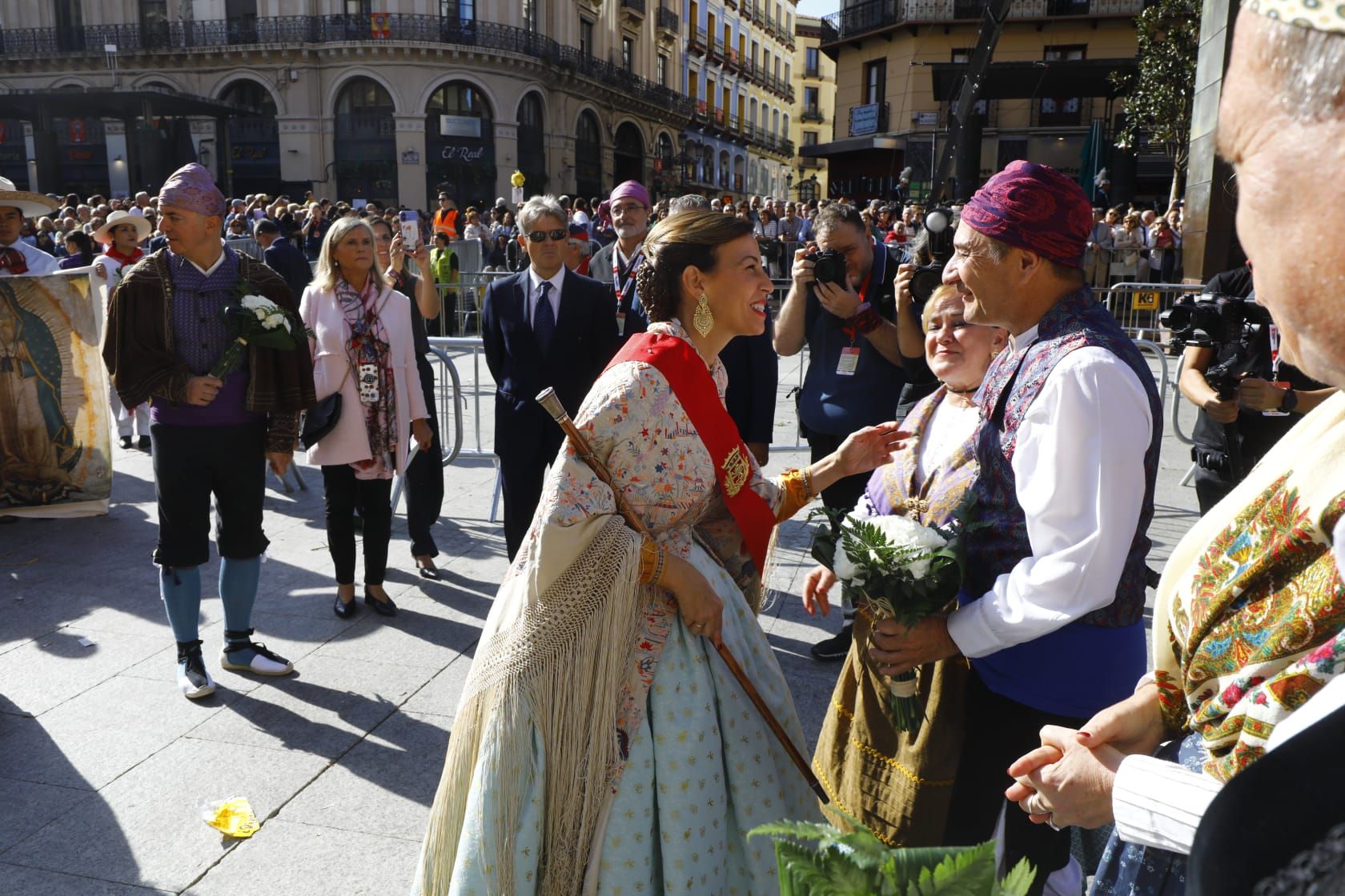 En imágenes | Zaragoza vive su día grande con la Ofrenda de Flores a la Virgen del Pilar