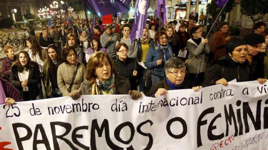 La cabecera de la manifestación bajo el lema &quot;Paremos o feminicidio&quot;. // Ricardo Grobas