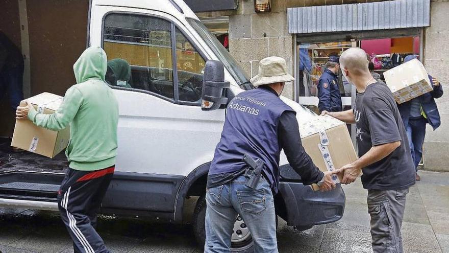 Golpe a la venta de falsificaciones en el mercado vigués de A Pedra