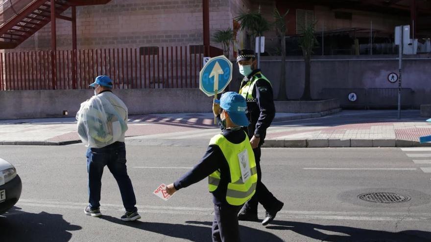 Un escolar detiene la circulación mientras cruzan sus compañeros por un paso de cebra