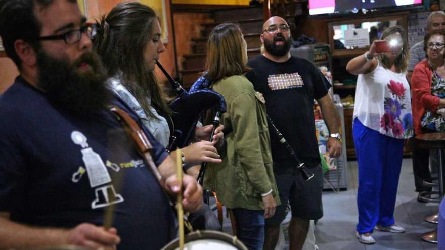 La ACOE volverá a apostar este verano por música local para los Sábados na Estrada. // Bernabé / Luismy