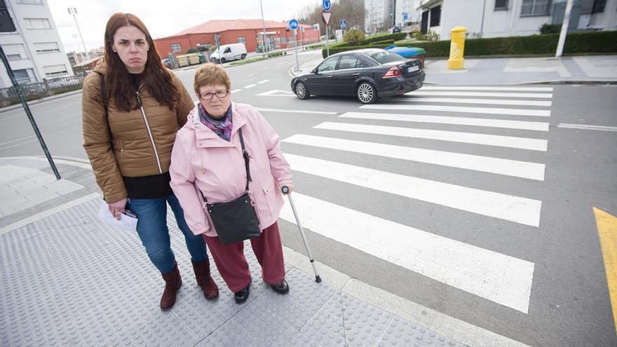 Vanesa López y su madre en el paso de peatones en el que murió Luna | Casteleiro/r.a.