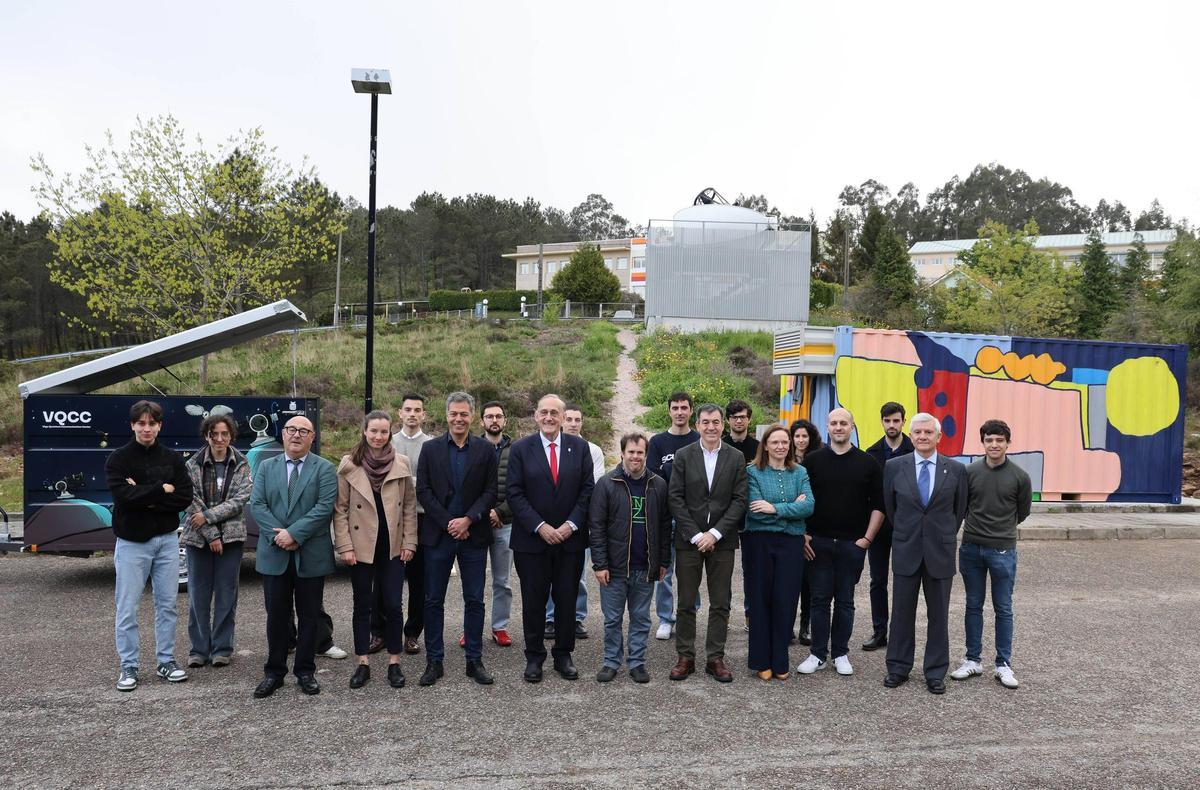 Foto de familia de los asistentes a la inauguración de la estación Antonia Ferrín (al fondo de la imagen).