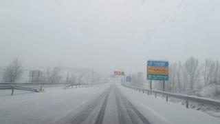 La autopista del Huerna y Pajares, cerrados para camiones y nevadas de hasta 25 centímetros en Asturias