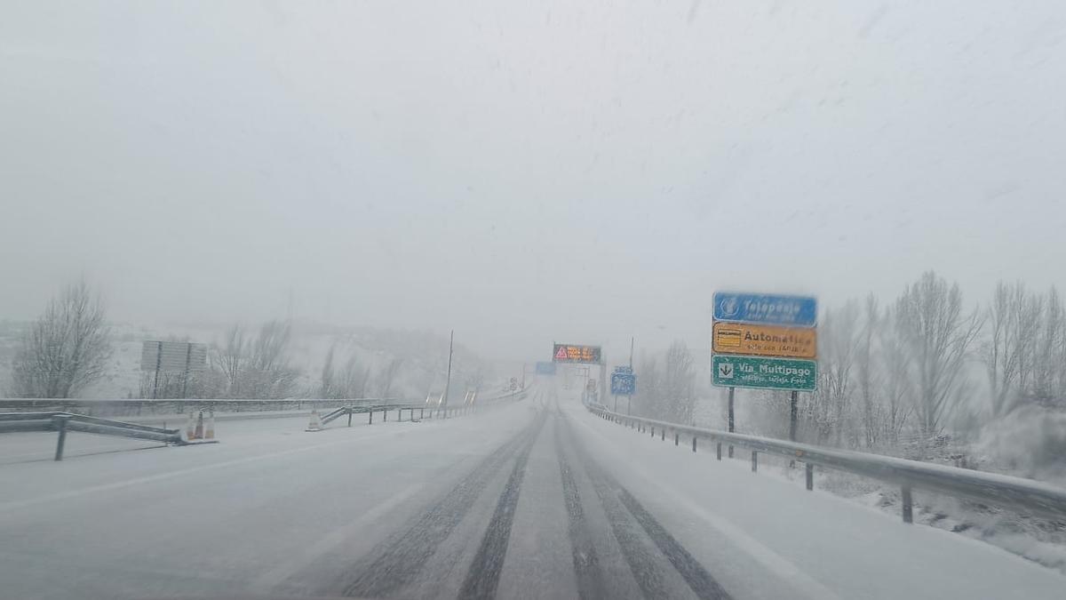 La autopista del Huerna, cerrada para camiones y nevadas de hasta 25 centímetros en Asturias
