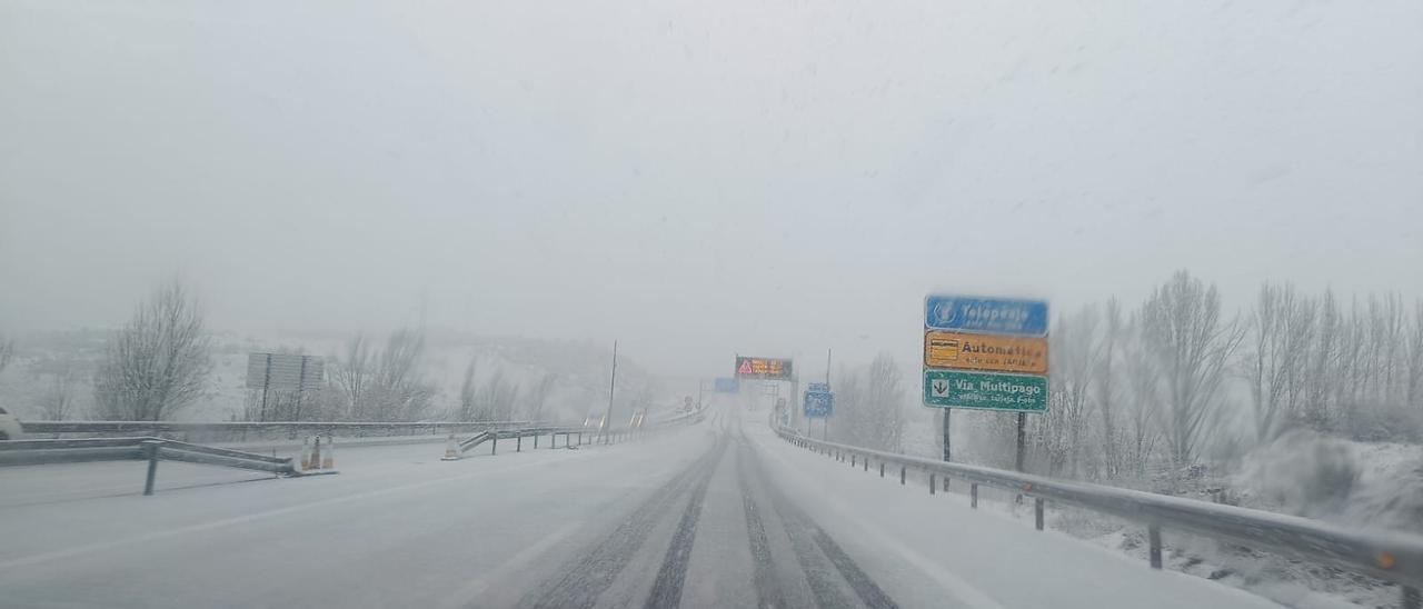VIDEO: La autopista del Huerna, cerrada para camiones y nevadas de hasta 25 centímetros en Asturias