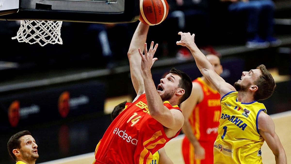 Jonathan Barreiro entra a canasta ante la oposición de Lucas Tohatan, ayer en La Fonteta.  | EPC/MIGUEL ÁNGEL POLO