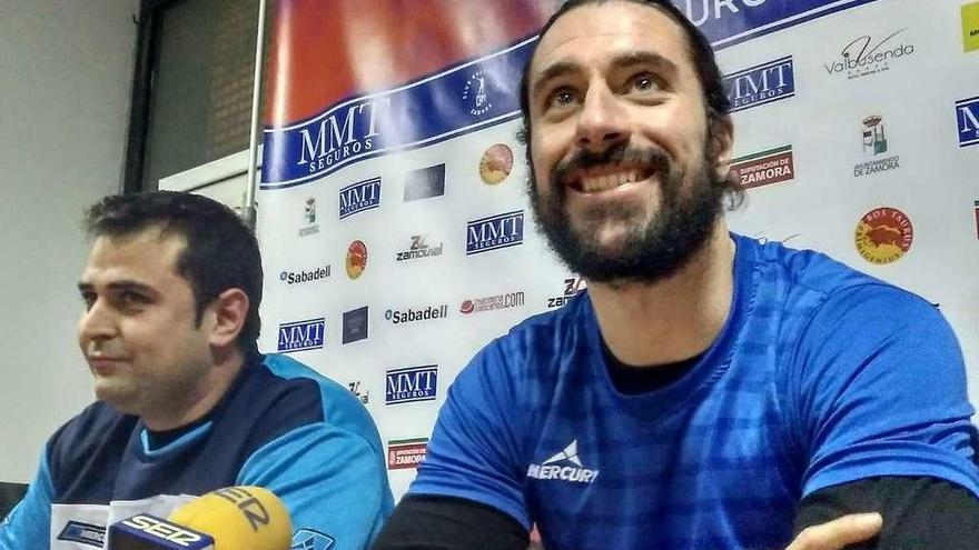 El entrenador del MMT Seguros, Edu García Valiente, y Jortos ayer en rueda de prensa.