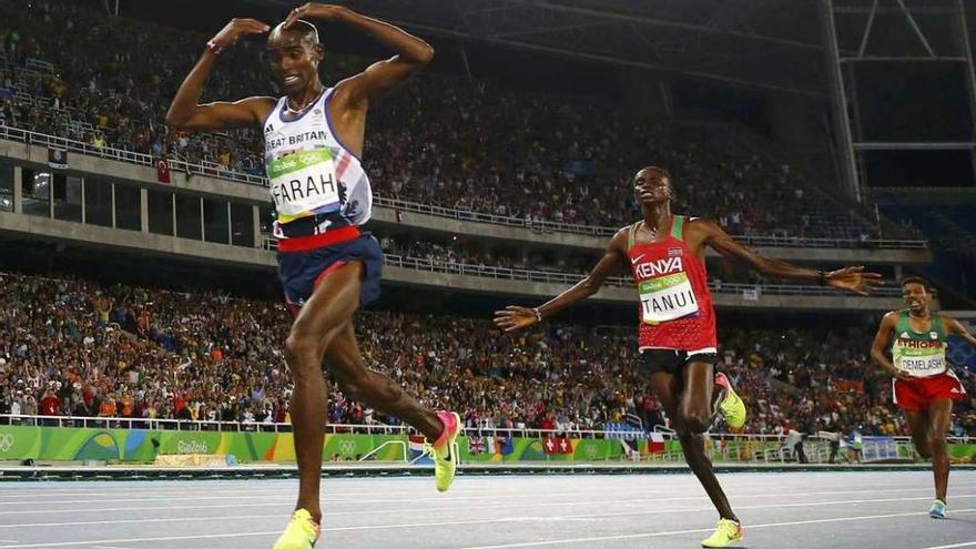 Mo Farah celebra su victoria en los 10.000 metros. // Efe