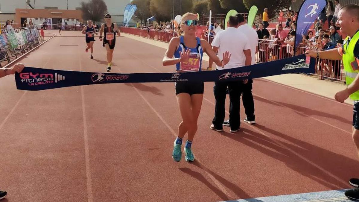 Raquel Hernández llega a la meta de La Carlota como triunfadora.