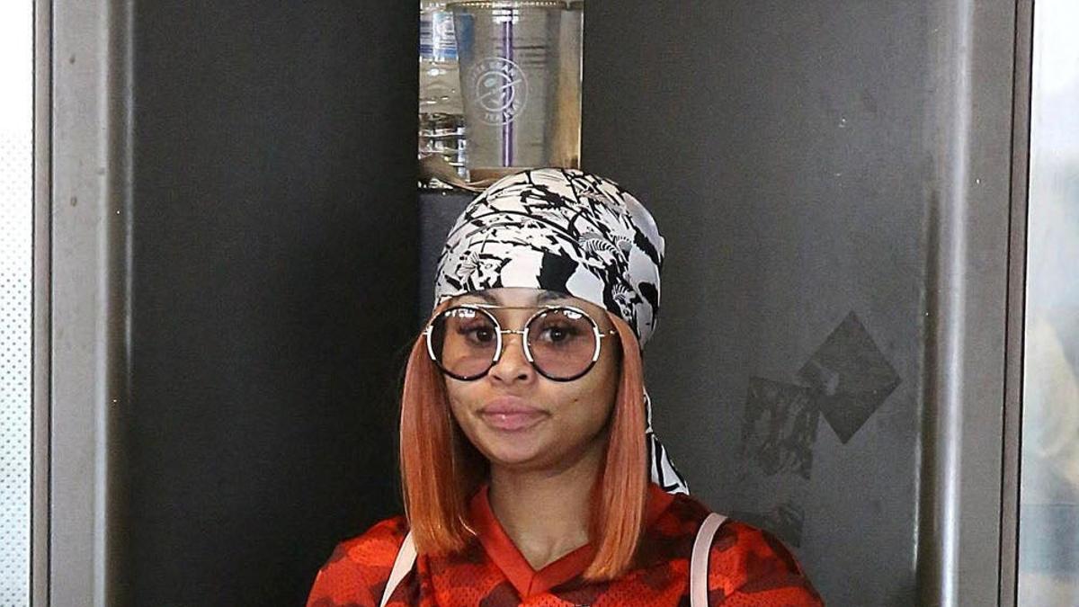 Blac Chyna lelga al aeropuerto de Los Angeles con pañuelo y gafas de mosca