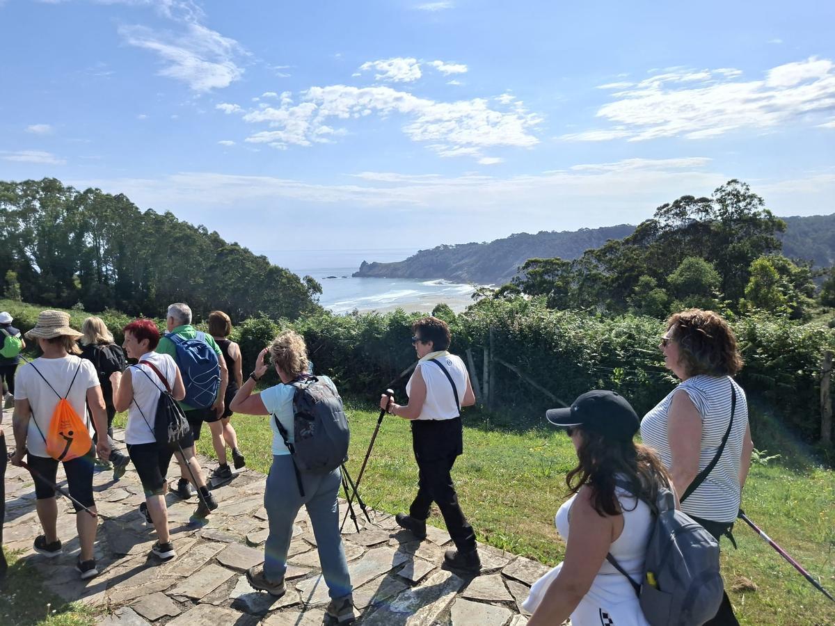 En imágenes: Así fue la XXXIX Travesía Costa Naviega, que reunió a unos 1.700 senderistas