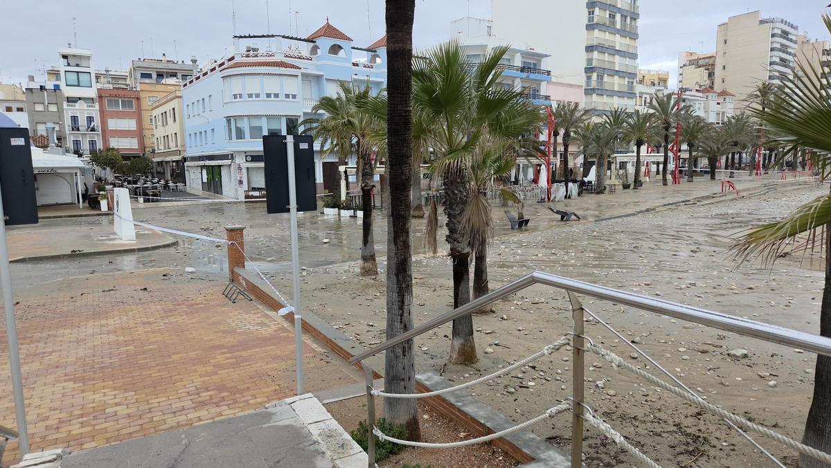 Paseo marítimo de Vinaròs afectado por el temporal.